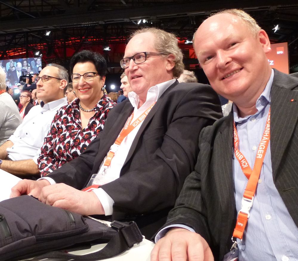 Die SPD-Delegierten aus den niederbayerischen und oberpfälzischen Vilstal stehen geschlossen hinter dem neuen SPD-Parteivorsitzenden und SPD-Kanzlerkandidaten Martin Schulz: (v.re.) Dr. Bernd Vilsmeier (Marklkofen-Steinberg), Dr. Armin Rüger, Birgit Fruth und Ismail Ertug MdEP (alle Amberg).