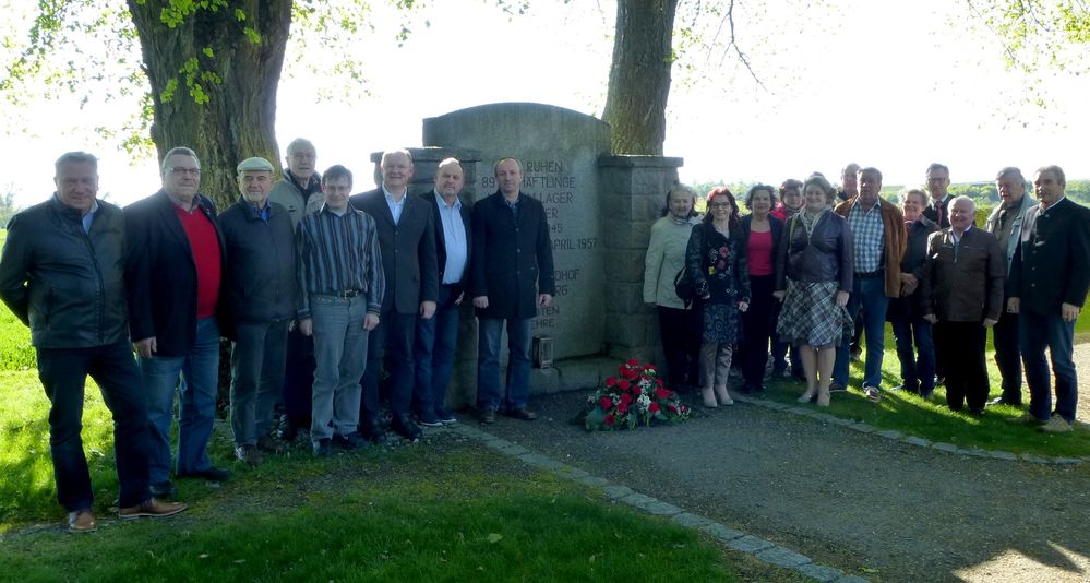 Viele Bürgerinnen und Bürger besuchten die Gedenkfeier des SPD-Kreisverbandes und gedachten den Opfern von Krieg, Terror und Unmenschlichkeit an der Gedenkstätte der Opfer des KZ-Außenlagers Ganacker-Erlau bei der Wallersdorfer Sebastianikirche.