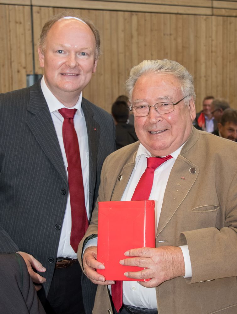 SPD-Kreisvorsitzender Dr. Bernd Vilsmeier dem ehemaligen SPD-Bezirksgeschäftsführer Franz Wagner (re.)