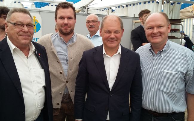 Die SPD-Kreisvorstandsmitglieder aus Dingolfing-Landau (v.li.) Hugo Steiner, Florian Huber und Dr. Bernd Vilsmeier trafen den 1. Bürgermeister der Freien und Hansestadt Hamburg Olaf Scholz (mi.) beim diesjährigen Gillamoos in Abensberg.