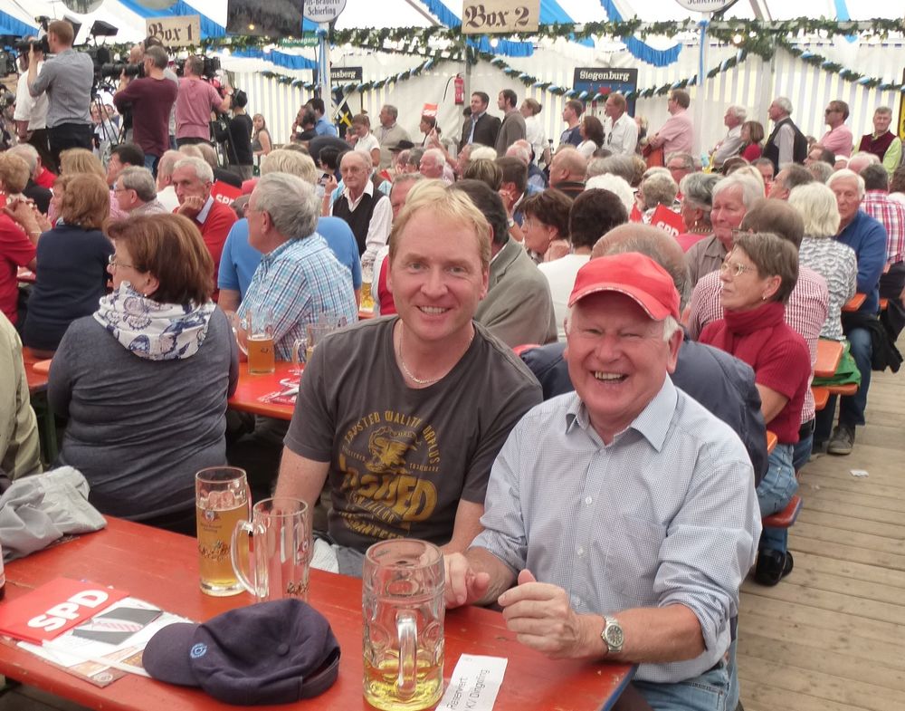 Viele SPD-Mitglieder und Bürgerinnen und Bürger aus Dingolfing-Landau besuchten Martin Schulz im Jungbräuzelt am diesjährigen Gillamoos in Abensberg.