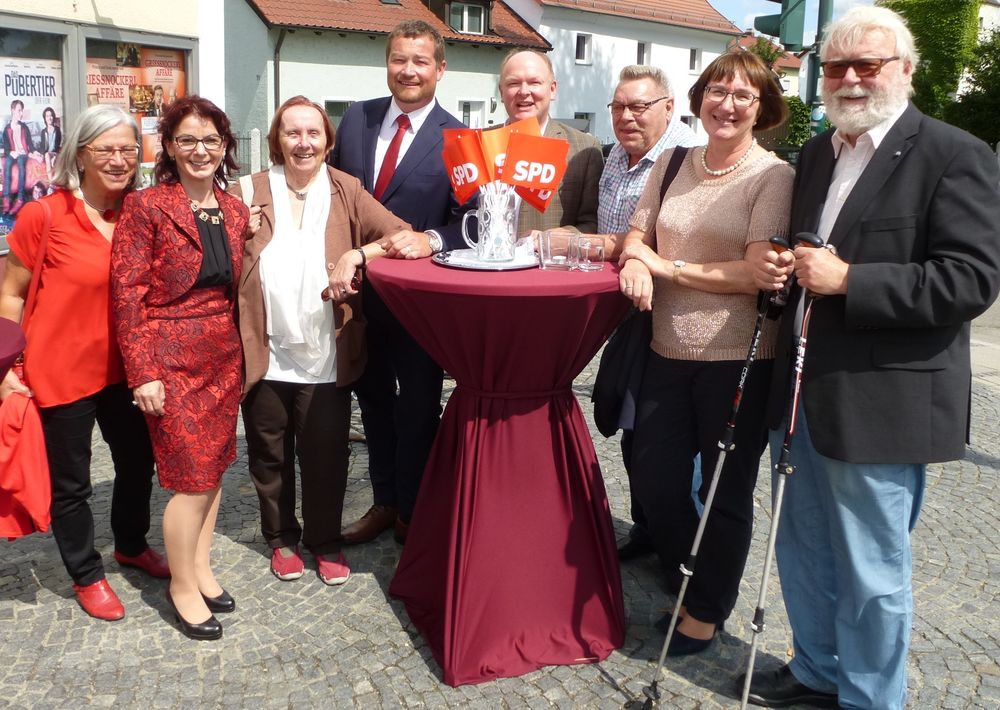 Feierten 125 Jahre bayerische SPD: (v.li.) Johanna Werner-Muggendorfer MdL, SPD-Stadträtin Anja König, SPD-Stadträtin Ute Kubatschka, SPD-Generalsekretär Uli Grötsch, SPD-Kreisvorsitzender Dr. Bernd Vilsmeier, SPD-Kreisorganisationsleiter Hugo Steiner, SPD-Bezirksgeschäftsführerin Christine Schrock und Horst Kubatschka MdB a.D.