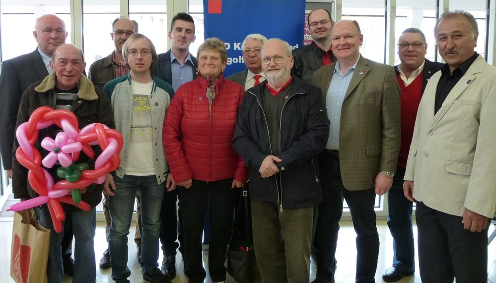 Der DGB-Kreisvorsitzende Manuel Wagner (5.v.li.) freute sich über die aktive Beteiligung des SPD-Kreisverbandes Dingolfing-Landau mit Vorsitzendem Dr. Bernd Vilsmeier (3.re.) und Landrat Heinrich Trapp (li.) bei der DGB-Maifeier in Dingolfing.