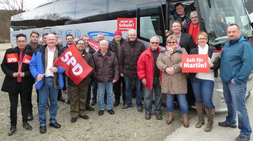 Besucher des Politischen Aschermittwochs der SPD in Vilshofen aus dem Landkreis Dingolfing-Landau vor dem Bus mit dem SPD-Kreisvorsitzenden Dr. Bernd Vilsmeier (4.v.li.) und dem SPD-Fraktionsvorsitzenden im Kreistag Sepp Koch (5.v.re.).