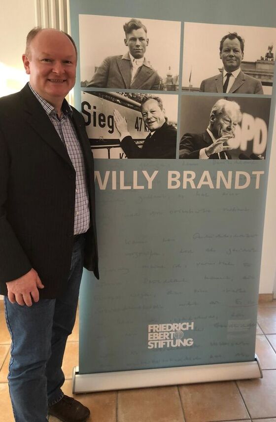 Dr. Bernd Vilsmeier freute sich, dass die Ausstellung in der SPD-Geschäftsstelle in Landau zu sehen ist