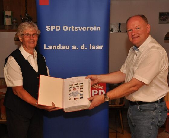 Ruth Wolferseder (li.) übergibt Dr. Bernd Vilsmeier (re.) den elften Band der SPD-Chronik