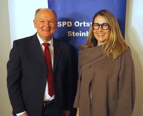 Sybille Entwistle (re.) gratulierte Bürgermeisterkandidat Dr. Bernd Vilsmeier (li.) zum einstimmigen Votum