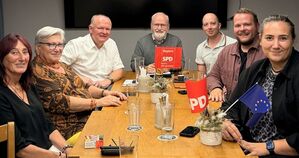 1.v.r. Michelle Kramer, 2.v.r. Severin Eder, (Mitte) Hartmut Manske, 3.v.l. Dr. Bernd Vilsmeier