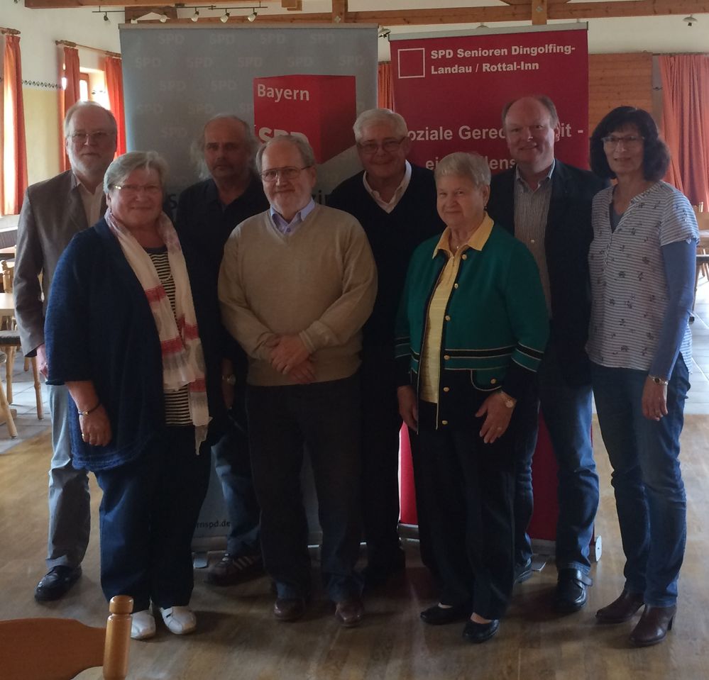 60plus-Vorstandschaft im SPD-Unterbezirk PAN/DGF: Dr. Jürgen Rampmaier (SPD-Kreisvorsitzender Rottal-Inn), Maria Manske (Schriftführerin), Klaus Huber (stellv. Vorsitzender), Hartmut Manske (Vorsitzender), Horst Juhr (stellv. Vorsitzender), Leni Obermeier (stellv. Vorsitzende), Dr. Bernd Vilsmeier (SPD-Kreisvorsitzender Dingolfing-Landau) und Maria Bellmann (Leiterin SPD-Geschäftsstelle).