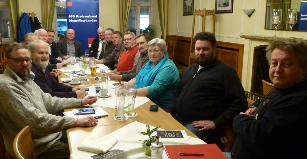 Der SPD-Kreisvorstand tagte in Dingolfing mit den SPD-Landtagskandidaten Florian Huber (5.v.li), Bernd Vilsmeier (6.v.li), Martin Rapke (2.v.re) und den SPD-Bezirkstagskandidaten Udo Egleder (7.v.li).