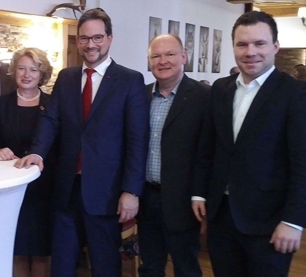 Im Namen des SPD-Kreisverbandes Dingolfing-Landau gratulierten der SPD-Kreisvorsitzende Dr. Bernd Vilsmeier (2.v.re) und sein Stellvertreter Florian Huber (re.) sehr herzlich Rita Hagl-Kehl MdB (li.) und Florian Pronold MdB (2.v.li) zur Ernennung zu Parlamentarischen Staatssekretären in der neuen Bundesregierung in Berlin.