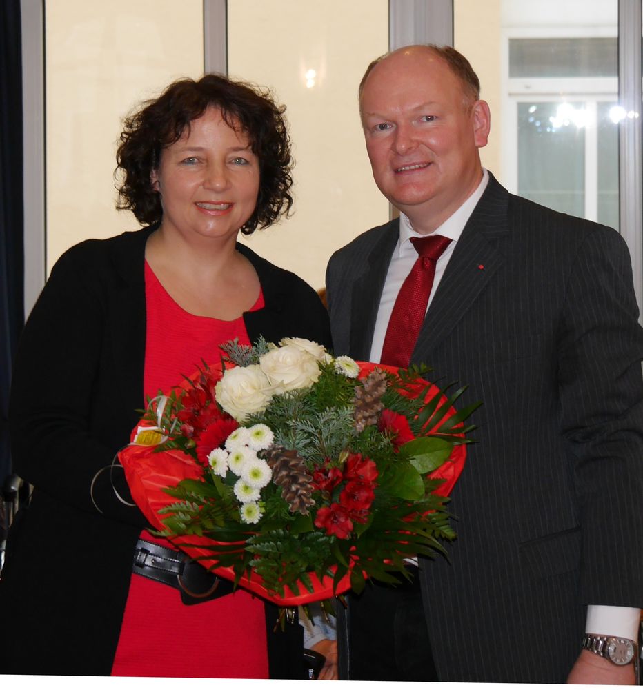 Der SPD-Kreisvorsitzende von Dingolfing-Landau und Versammlungsleiter Dr. Bernd Vilsmeier gratulierte Ruth Müller MdL zum einstimmigen Votum.