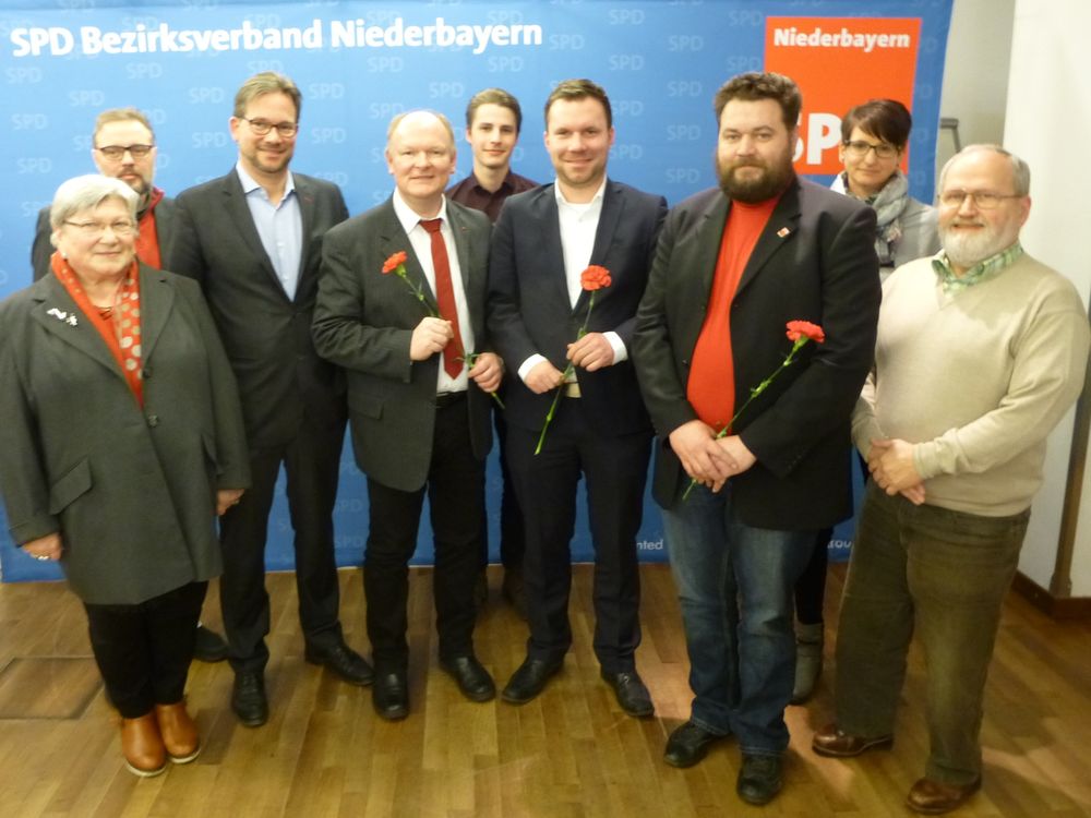 Die Dingolfinger Delegation mit den SPD-Landtagskandidaten beim Wahlkreisparteitag in Straubing: (v.li.) Maria Manske, Dr. Jürgen Schniedermeier, PStS Florian Pronold MdB, Dr. Bernd Vilsmeier (Landtag), Dominic Mauersberger, Florian Huber (Landtag), Martin Rapke (Landtag), Kerstin Schanzer, und Hartmut Manske.