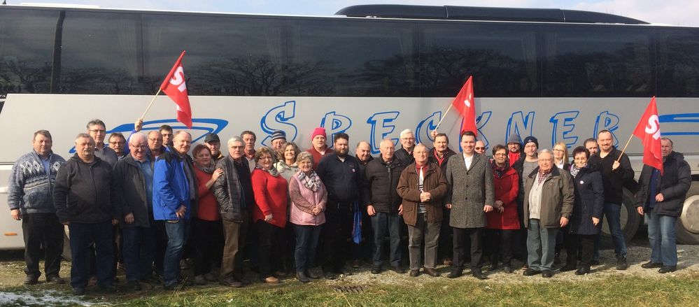 Besucher des Politischen Aschermittwochs der SPD in Vilshofen aus dem Landkreis Dingolfing-Landau vor dem Bus mit dem SPD-Kreisvorsitzenden Dr. Bernd Vilsmeier (8.v.li.) und dem SPD-Landtagskandidaten Florian Huber (11.v.re.).